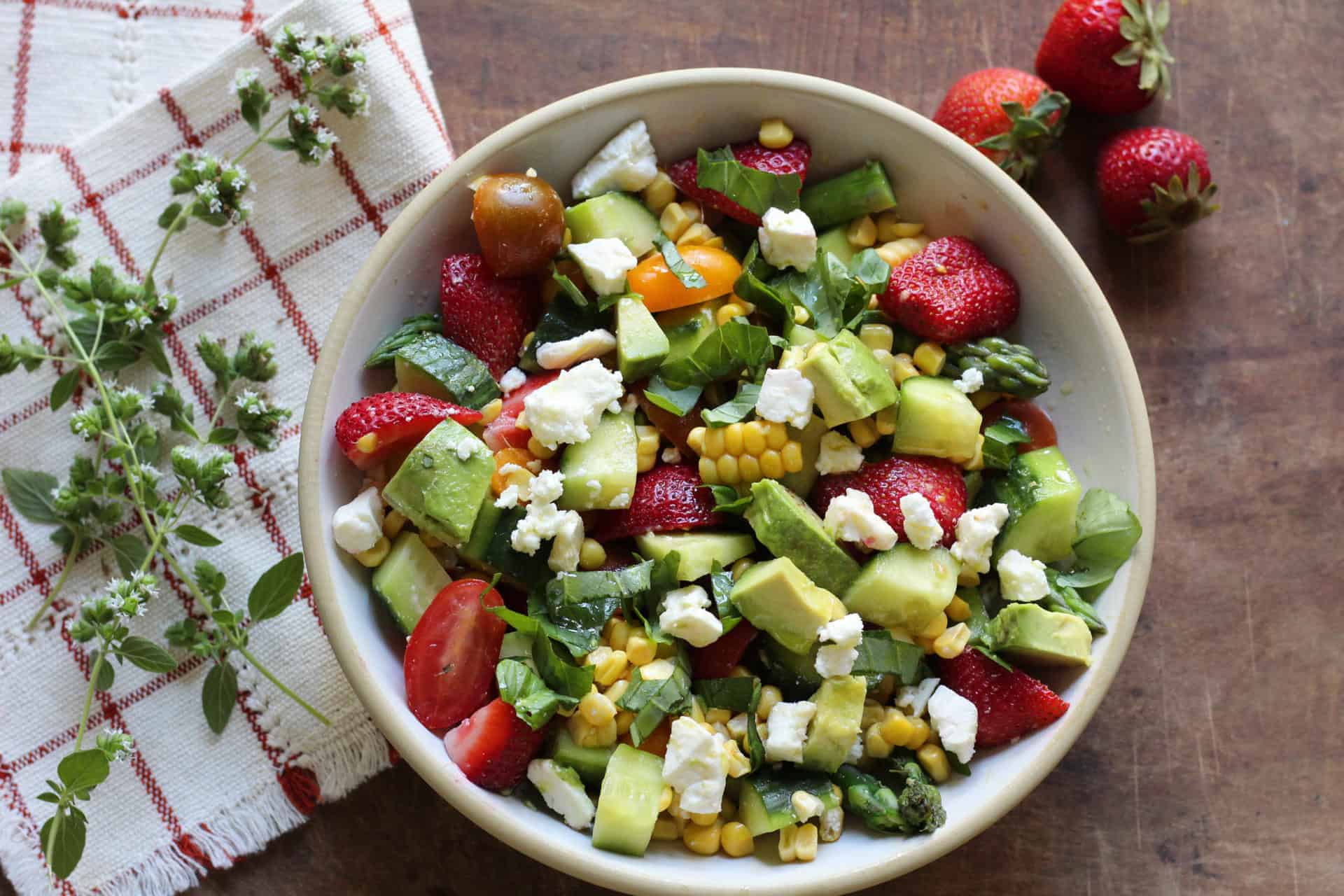 Strawberry and avocado salad with mediterranean topping (EN-ES)